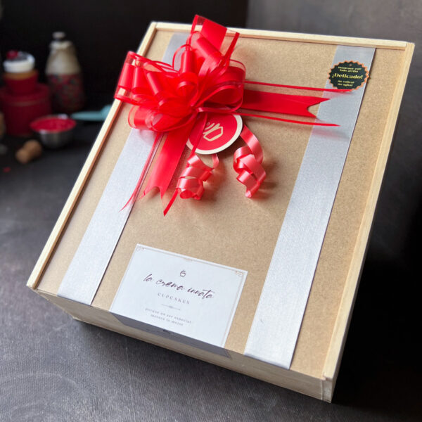 Caja de madera con 8 cupcakes + Whisky Buchanan´s + 6 chocolates Ferrero Rocher + Dedicatoria - Image 5