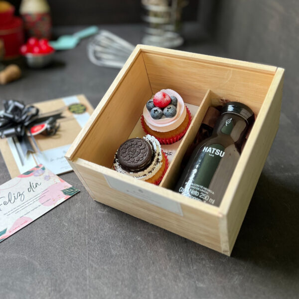 Caja de madera con 2 cupcakes + Té Hatsu + Dedicatoria