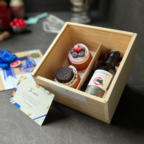 Caja de madera con 2 cupcakes + Vino Gato Negro + Dedicatoria