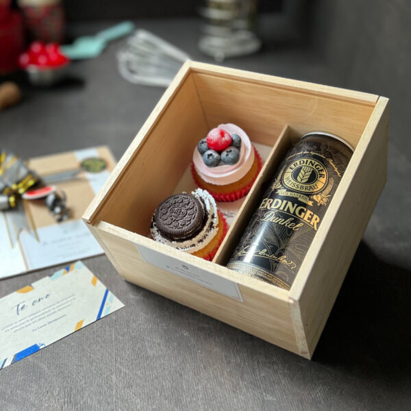 Caja de madera con 2 cupcakes + Cerveza importada + Dedicatoria