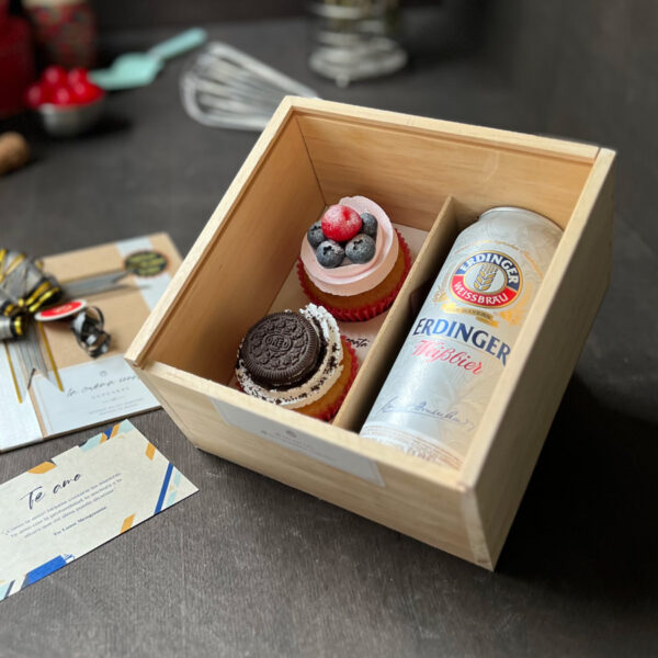 Caja de madera con 2 cupcakes + Cerveza importada + Dedicatoria - Image 2