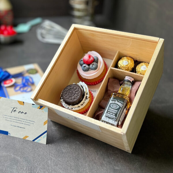 Caja de madera con 2 cupcakes + mini Jack Daniels + Ferrero Rocher + dedicatoria