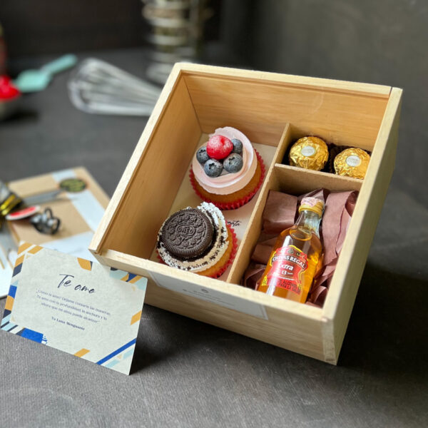 Caja de madera con 2 cupcakes + Mini Chivas Regal Extra + 2 Chocolates Ferrero Rocher + Dedicatoria