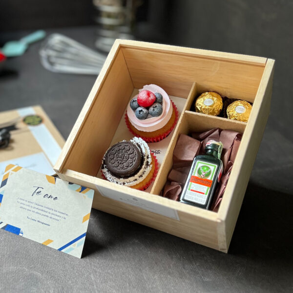 Caja de madera con 2 cupcakes + Mini Jägermeister + 2 Chocolates Ferrero Rocher + Dedicatoria