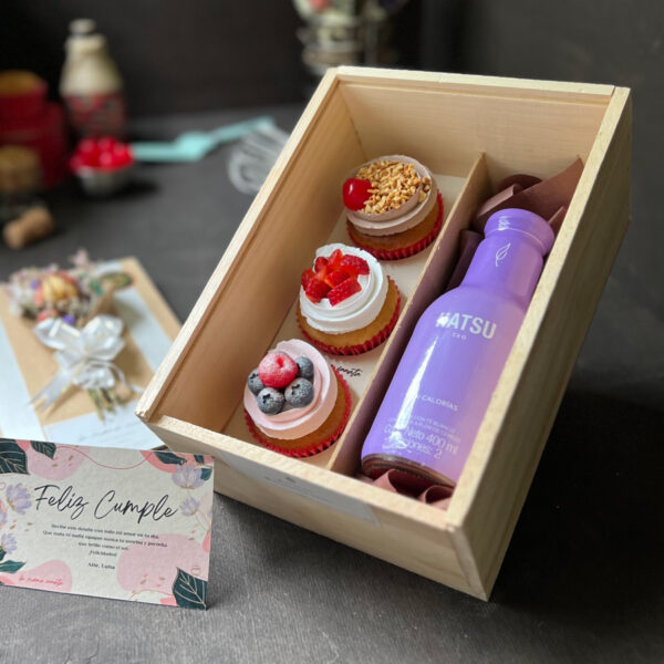 Caja de madera con 3 cupcakes + Té Hatsu + Dedicatoria