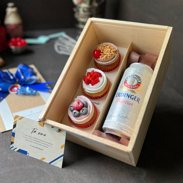 Caja de madera con 3 cupcakes + Cerveza importada + Dedicatoria