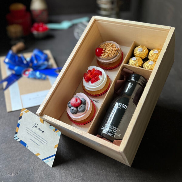 Caja de madera con 3 cupcakes + Té Hatsu + 4 chocolates Ferrero Rocher + Dedicatoria