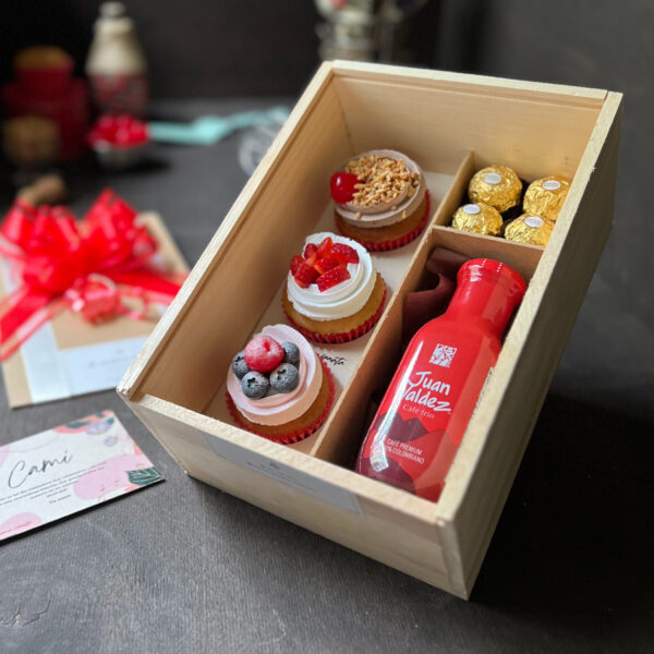 Caja de madera con 3 cupcakes + café frío Juan Valdez + 4 chocolates Ferrero Rocher + Dedicatoria