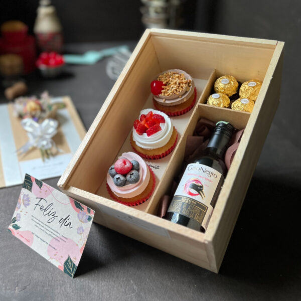 Caja de madera con 3 cupcakes + Vino Gato Negro + 4 chocolates Ferrero Rocher + Dedicatoria