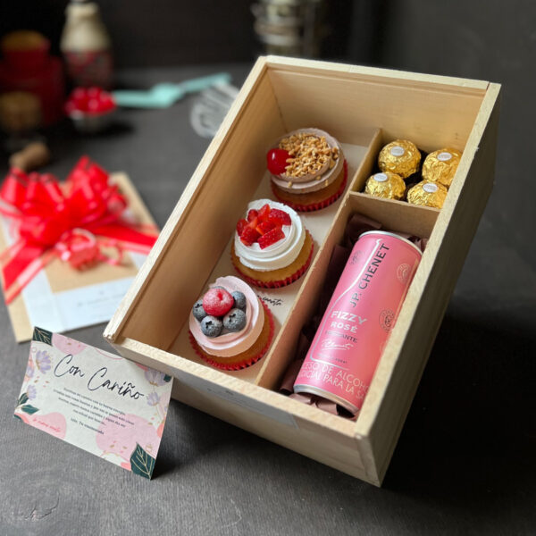 Caja de madera con 3 cupcakes + Vino Rosado JP Chenet + 4 chocolates Ferrero Rocher + Dedicatoria