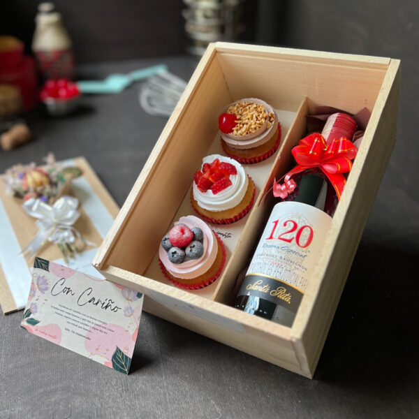 Caja de madera con 3 cupcakes + Vino Santa Rita + Dedicatoria