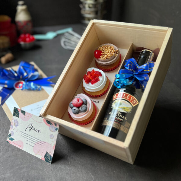 Caja de madera con 3 cupcakes + Baileys + Dedicatoria