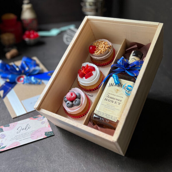 Caja de madera con 3 cupcakes + Whiskey Jack Daniels