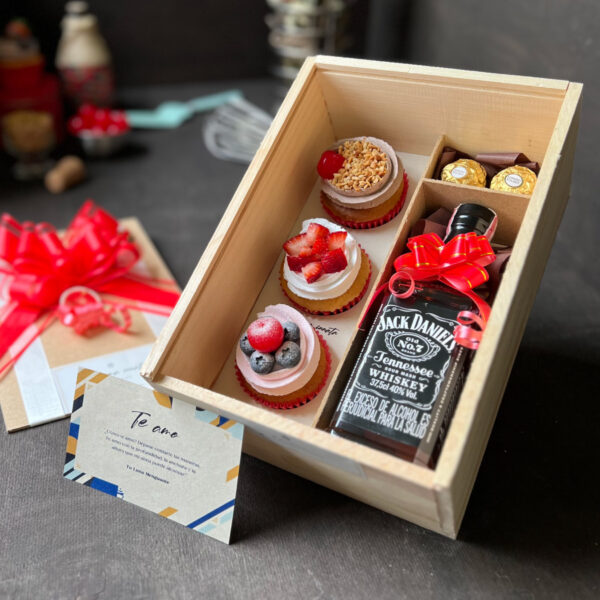 Caja de madera con 3 cupcakes + Whiskey Jack Daniels + 2 chocolates Ferrero Rocher