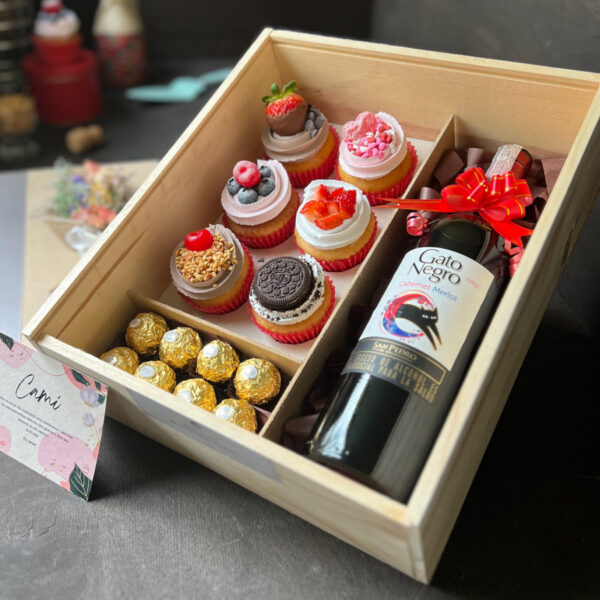 Caja de madera con 6 cupcakes + Vino Gato Negro 750ml + 8 chocolates Ferrero Rocher + Dedicatoria