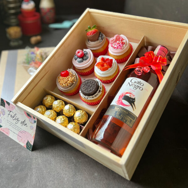 Caja de madera con 6 cupcakes + Vino Rosado Gato Negro 750ml + 8 chocolates Ferrero Rocher + Dedicatoria