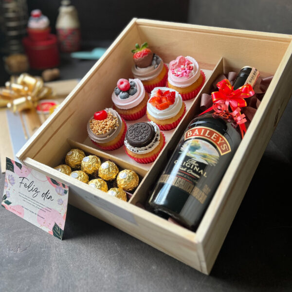 Caja de madera con 6 cupcakes + Baileys 700ml + 8 chocolates Ferrero Rocher + Dedicatoria