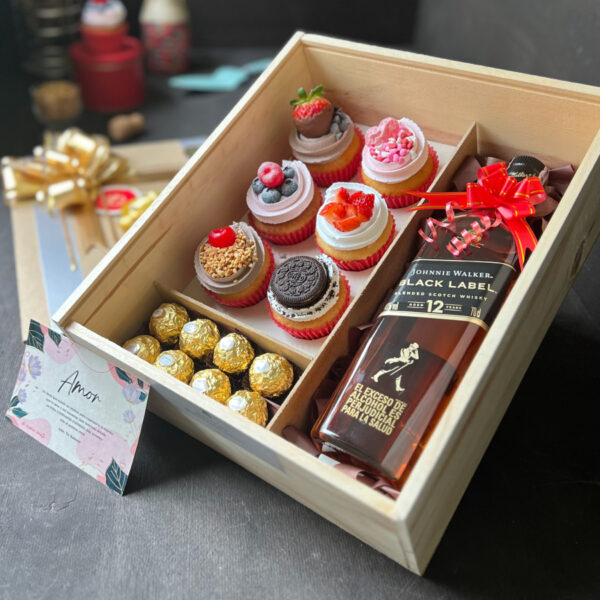 Caja de madera con 6 cupcakes + Whisky Johnnie Walker Sello Negro 700ml + 8 chocolates Ferrero Rocher + Dedicatoria