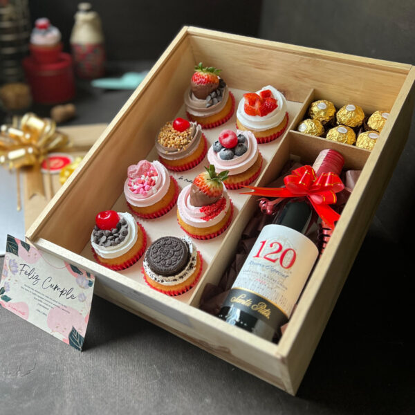 Caja de madera con 8 cupcakes + Vino Santa Rita 375ml + 6 chocolates Ferrero Rocher + Dedicatoria