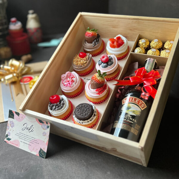 Caja de madera con 8 cupcakes + Baileys 375ml + 6 chocolates Ferrero Rocher + Dedicatoria