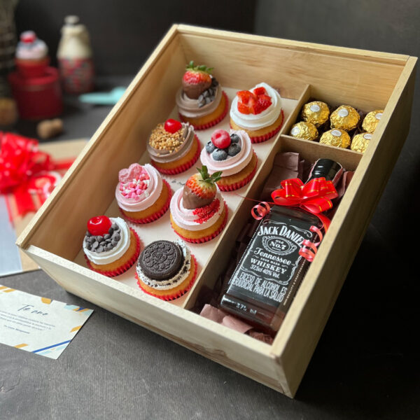 Caja de madera con 8 cupcakes + Whiskey Jack Daniels + 6 chocolates Ferrero Rocher + Dedicatoria