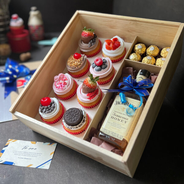 Caja de madera con 8 cupcakes + Whiskey Jack Daniels + 6 chocolates Ferrero Rocher + Dedicatoria - Image 2