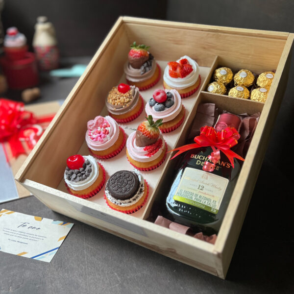 Caja de madera con 8 cupcakes + Whisky Buchanan´s + 6 chocolates Ferrero Rocher + Dedicatoria