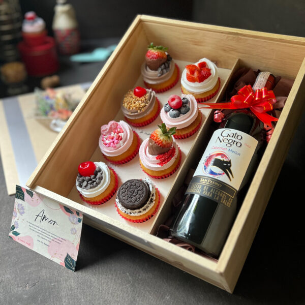 Caja de madera con 8 cupcakes + Vino Gato Negro 750ml + Dedicatoria