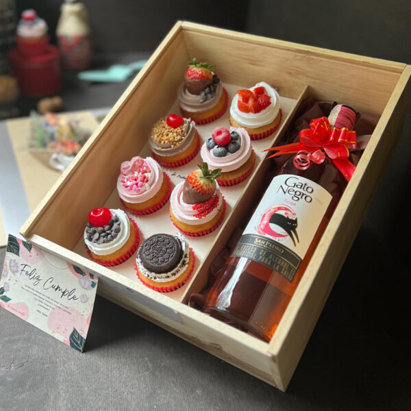 Caja de madera con 8 cupcakes + Vino Rosado Gato Negro 750ml + Dedicatoria