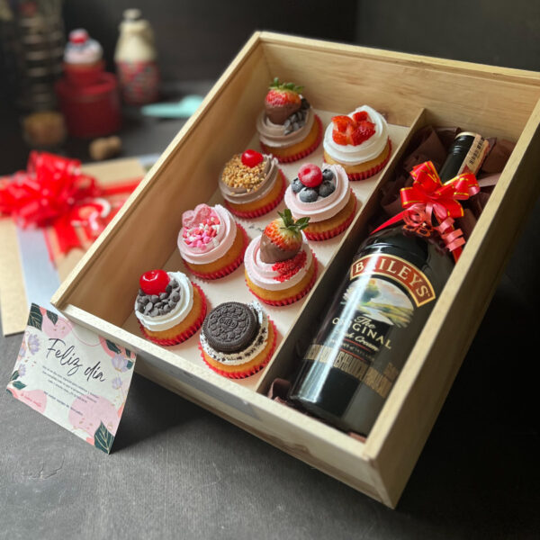 Caja de madera con 8 cupcakes + Baileys 700ml + Dedicatoria