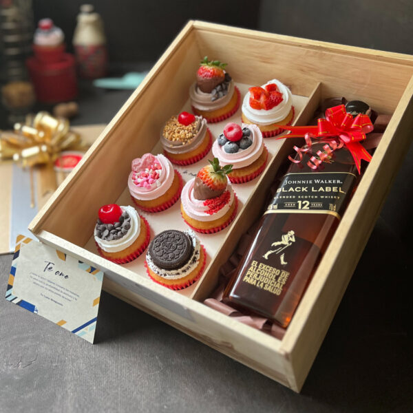 Caja de madera con 8 cupcakes + Whisky Johnnie Walker Sello Negro 700ml + Dedicatoria