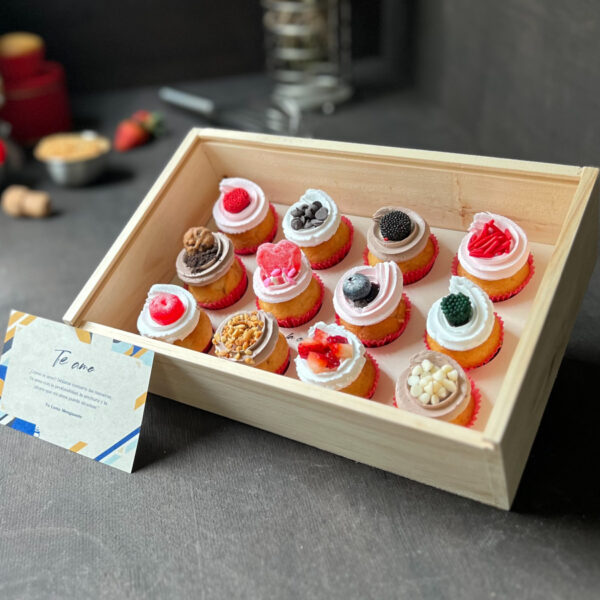 Caja de madera con 12 mini cupcakes + Dedicatoria