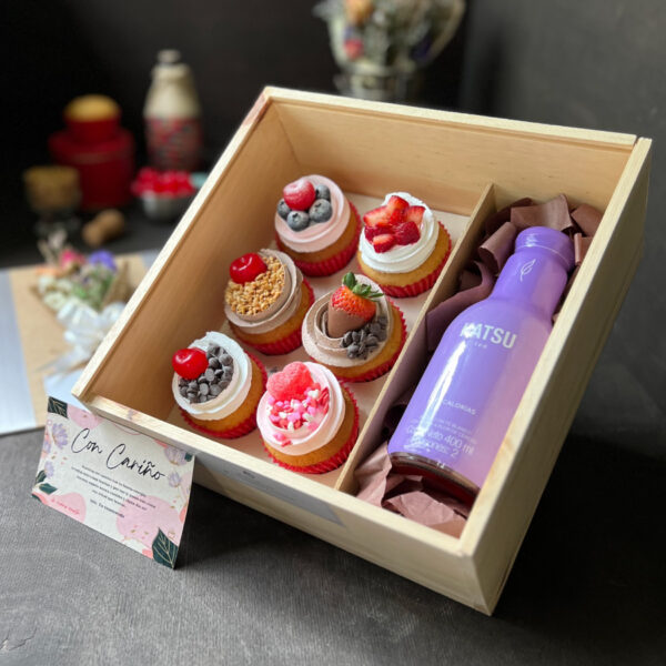 Caja de madera con 6 cupcakes + Té Hatsu + Dedicatoria