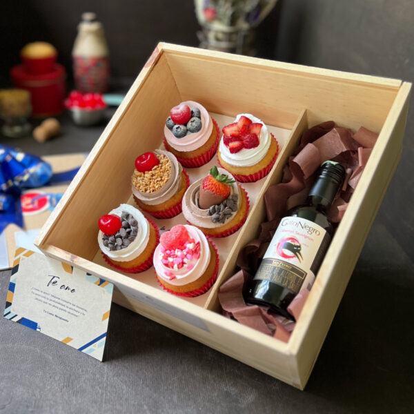 Caja de madera con 6 cupcakes + Vino Gato Negro + Dedicatoria