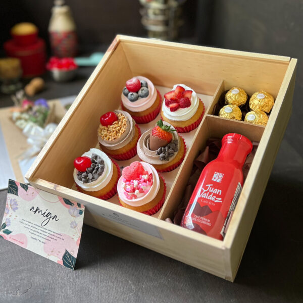 Caja de madera con 6 cupcakes + café frío Juan Valdez + 4 chocolates Ferrero Rocher + Dedicatoria