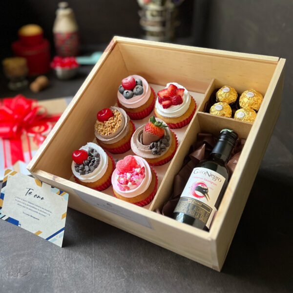 Caja de madera con 6 cupcakes + Vino Gato Negro + 4 chocolates Ferrero Rocher + Dedicatoria