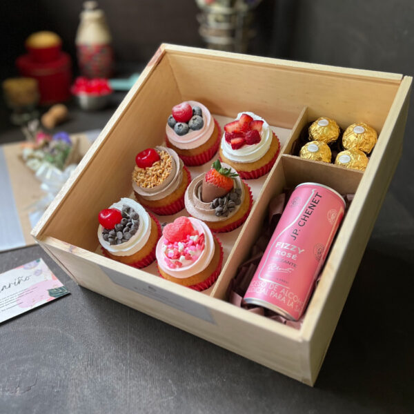 Caja de madera con 6 cupcakes + Vino Rosado JP Chenet + 4 chocolates Ferrero Rocher + Dedicatoria