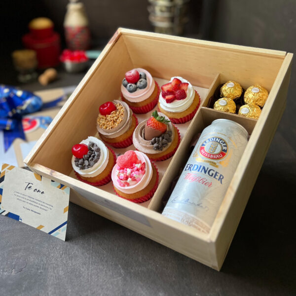 Caja de madera con 6 cupcakes + Cerveza importada + 4 chocolates Ferrero Rocher + Dedicatoria