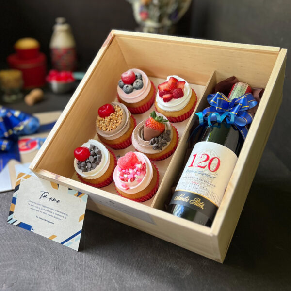 Caja de madera con 6 cupcakes + Vino Santa Rita + Dedicatoria