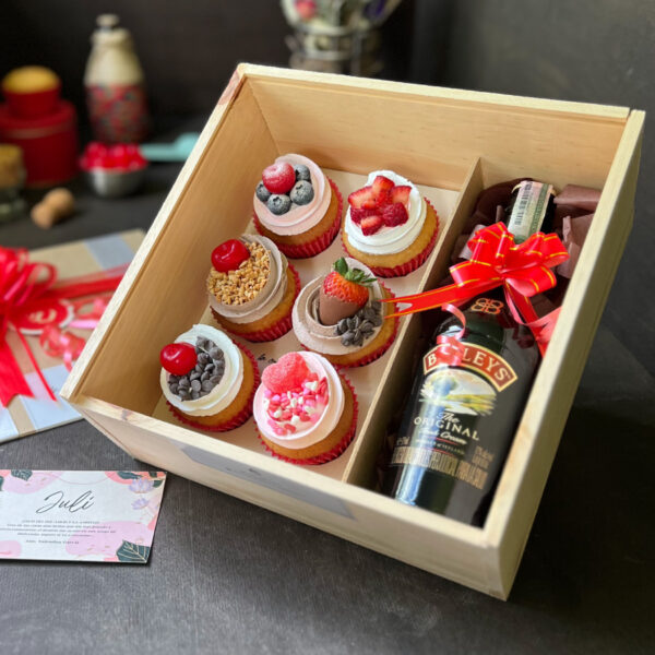 Caja de madera con 6 cupcakes + Baileys + Dedicatoria