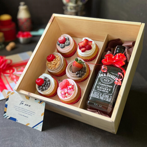 Caja de madera con 6 cupcakes + Whiskey Jack Daniels  + Dedicatoria