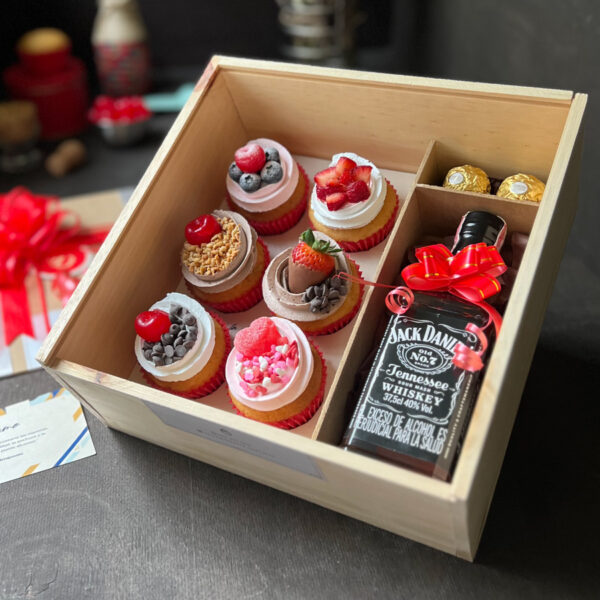 Caja de madera con 6 cupcakes + Whiskey Jack Daniels + 2 chocolates Ferrero Rocher + Dedicatoria