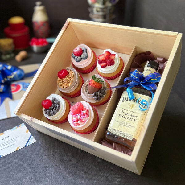 Caja de madera con 6 cupcakes + Whiskey Jack Daniels Honey + Dedicatoria
