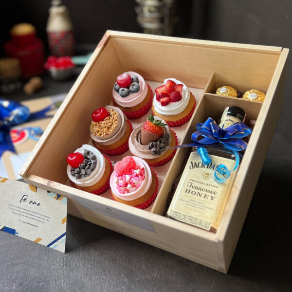 Caja de madera con 6 cupcakes + Whiskey Jack Daniels Honey + 2 chocolates Ferrero Rocher + Dedicatoria
