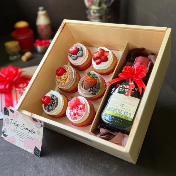 Caja de madera con 6 cupcakes + Whisky Buchanan´s + Dedicatoria