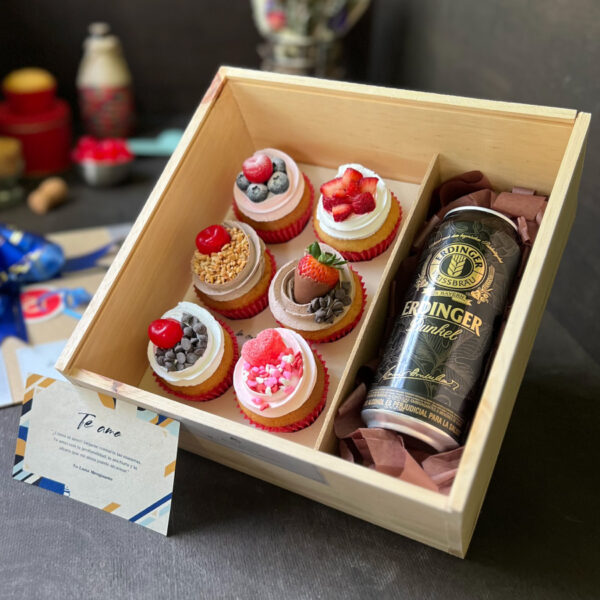 Caja de madera con 6 cupcakes + Cerveza importada + Dedicatoria