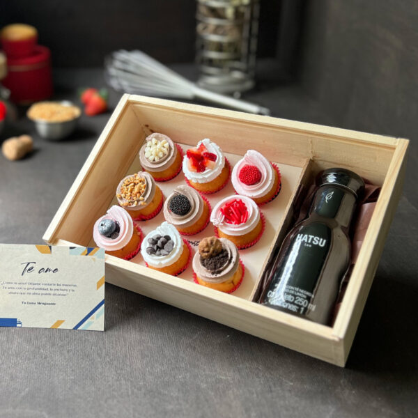 Caja de madera con 9 mini cupcakes + Té Hatsu + Dedicatoria