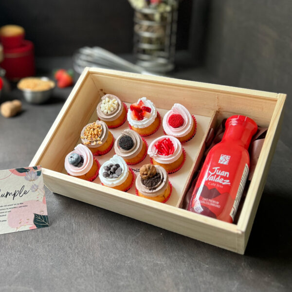 Caja de madera con 9 mini cupcakes + Café frío Juan Valdez + Dedicatoria