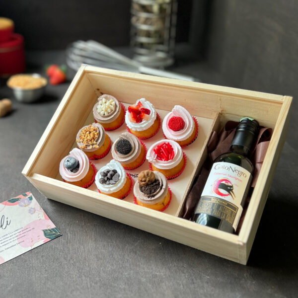 Caja de madera con 9 mini cupcakes + Vino Gato Negro + Dedicatoria