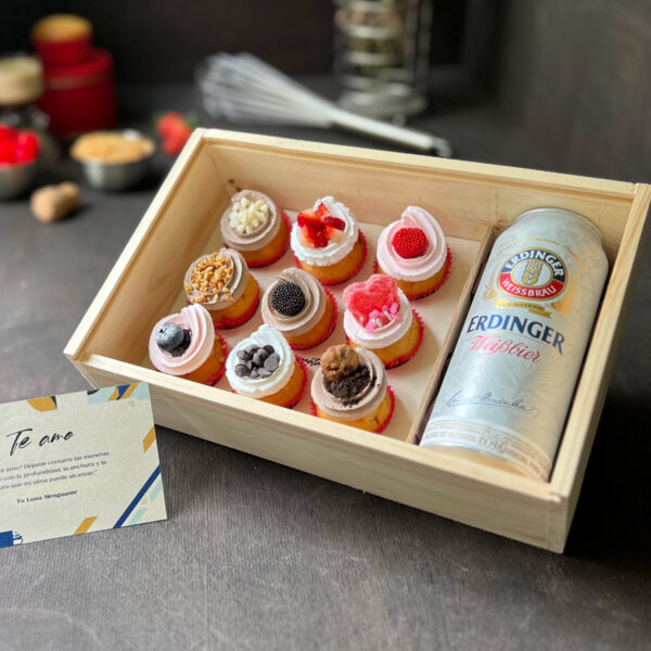 Caja de madera con 9 mini cupcakes + Cerveza Importada + Dedicatoria